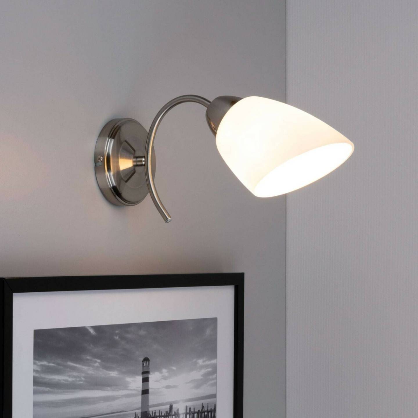 BRITOP Varietta wall lamp with glass shade, nickel Lámparas